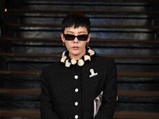 “등장만으로 화제”…지드래곤의 존재감 ‘GD 샤넬룩’