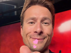 “극장에서 봐요!”…‘더 러닝 맨’ 글렌 파월, 능숙한 K하트로 전한 메시지