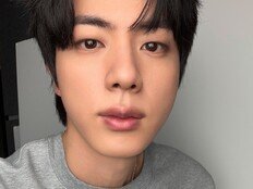 방탄소년단 진 “셀카 못 찍었다더니”… 팬들 “어디가?”