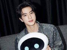 포도알이 보라색 됐다…방탄소년단 진, 11월 차트 지배자