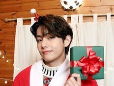 캐럴 판 흔든 K팝, 방탄소년단 뷔 ‘크리스마스트리’
