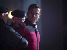 언더독의 반란·완벽 세계관·감각적 연출…‘더 러닝 맨’ 호평 삼박자