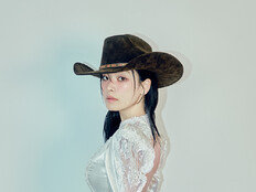 이주영, 이색 크리스마스 파티 화보…자유 에너지 폭발