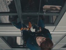 유리창 청소부, 테러단과 싸우다니…300명 인질 구한 전직 특수부대원 (클리너)