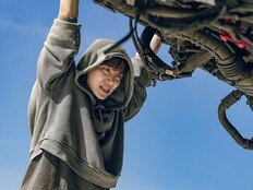 초인적인 힘 생긴 이준호…‘캐셔로’ 보도스틸 공개