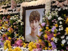 샤이니 민호, 故 종현 8주기 추모…“늘 형을 사랑해”