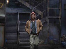 “수건 한 장 걸친 아찔 액션”…‘더 러닝 맨’ 관객이 뽑은 베스트 장면3