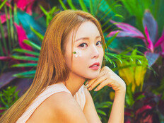 홍진영 “주사이모와 친분 없다”…소속사 “12년 전 병원 협찬 사진” 해명