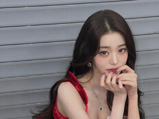 아이브 장원영, 초미니 입은 산타걸…8등신 비현실적 비율