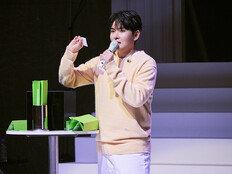 려욱, 팬들과 눈맞춤 세레나데…‘력키 드로우’로 행운+감동 꽉 채웠다