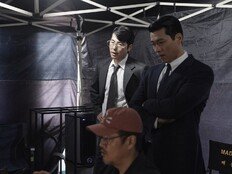 “바지 주름도 칼각” 현빈 vs “괴기한 웃음” 정우성