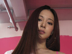 쯔위, 파격 패션…티셔츠 위에 속옷을 [DA★]