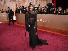 리사, 美골든글로브 레카 시스루 드레스 자태…세븐틴 조슈아 깜짝 등장