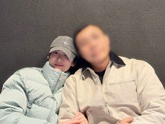 송혜교, 스태프와 얼마나 돈독하면…팔짱 끼고 ‘고마워’ [DA★]