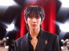 조슈아, 美 골든글로브 공식 입성…올블랙 슈트 눈길