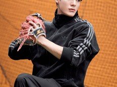 NCT 제노·재민, 투수·타자 변신…‘와인드업’ 야구 연습 스틸 공개