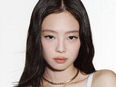 제니, 눈빛 하나도 압도…숨길 수 없는 아우라