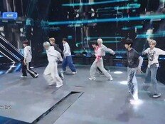 ‘엠카’ 생방송 中 무대 내려앉는 사고 발생…아이덴티티 이상無 [종합]