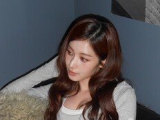 트와이스 사나, 후드티만 입었을 뿐인데…소파 위 아찔 자태 [DA★]