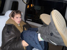 전소미, 일본 택시 사진 공중도덕 논란 확산…비매너 지적에 삭제