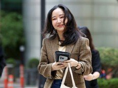 [현장] ‘템퍼링 사기극’ 주장 민희진, 멤버 가족 관련 녹취 듣고 실신