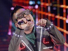 김건모, 6년 만의 무대 마침표…전국투어 서울서 대미