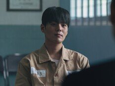 디즈니+의 피 묻은 가운, ‘블러디 플라워’가 잇는다