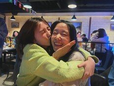 전도연, 이초희에게 ‘찐한’ 볼 뽀뽀 받았다…“사랑해요” 현장 포착 [SD셀픽]