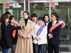 최지우가 진짜 일을 벌였다…‘슈가’ 상영회, 국회까지 갔다