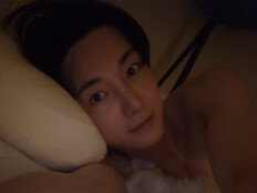 자기야 왜 또 칭얼거려…슈주 이특, 상의 탈의 침대 셀카