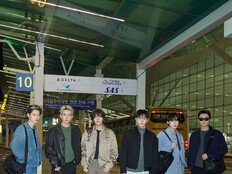 엔하이픈, 공항 런웨이 됐다…프라다 룩 눈길