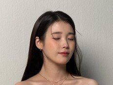 아이유, 말이 필요 없는 쇄골 라인…우아 그 자체 [DA★]