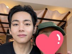 방탄소년단 뷔, 냅킨 받으러 갔다가 레전드 샷 생성