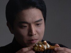 안성재, 치킨 ‘익힘 정도’ 체크 중?…광고 비하인드 컷 공개