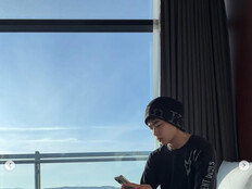 조병규 호텔방에서 발견…햇살 받으며 폰 삼매경 [DA★]