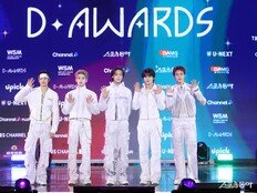 디 어워즈 찾은 82메이저, ‘반가운 손 인사’