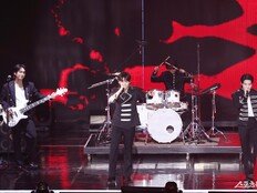 디 어워즈에서 공연 선보이는 하이파이유니콘