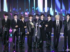 제로베이스원, 블랙으로 멋내고