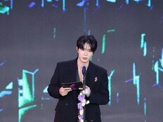 홍종현,블랙 롱 코트로 멋내고