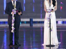 시상자로 오른 스포츠동아 박현진 대표이사와 전여빈