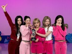 키키, 차트 뚫더니 ‘엠카’도 1위…아이브 축하 감동 맥스