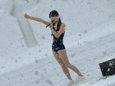 걸그룹 플랑크스타즈, 폭설 속 수영복 무대…‘학대 논란’