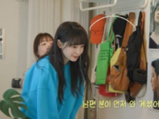 이나영, ♥원빈 판넬에 멈칫…“안녕하세요” 인사 후 줄행랑 (주고받고)