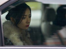 “거울 깨고 총 들었다”…‘휴민트’ 신세경, 조인성·박정민 사이서 빛난 ‘기개’