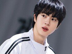 방탄소년단 진 인물화 앞에서 관람객들 숨멎