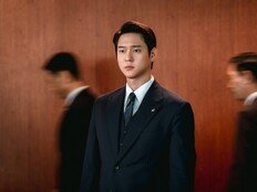 ‘미쓰홍’ 고경표, 수트핏 장악…90년대 금융맨 화제