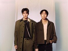 ‘논란 뒤로 무대 집중’ 김선호…연극 ‘비밀통로’ 팀과 화보 공개