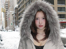 트와이스 모모, 한겨울 과감한 노출…어디까지 파인 거야?
