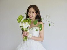 ‘문원♥’ 신지, 5월 결혼 앞두고 웨딩 화보 공개…순백의 여신 [DA★]