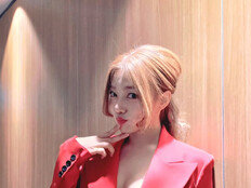 이채영, 화끈한 노브라 패션+키스마크…언니 옷 여며요 [DA★]